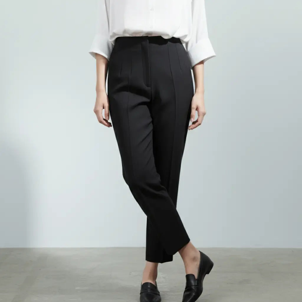 Calça Milano preta feminina, vista frontal com camisa branca, ideal para ambiente formal ou profissional