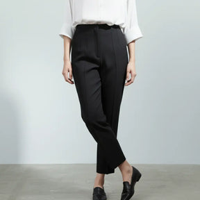 Calça Milano preta feminina, vista frontal com camisa branca, ideal para ambiente formal ou profissional
