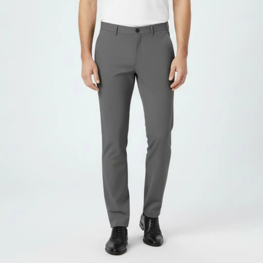 Vista frontal da calça social slim cinza em modelo com camisa branca e sapato social preto.