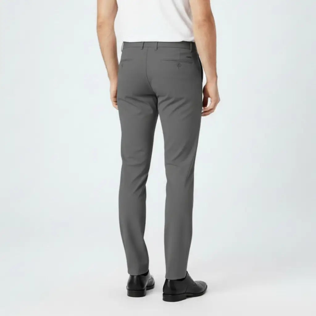 Vista traseira da calça social masculina slim cinza em modelo com camisa branca e sapato preto.