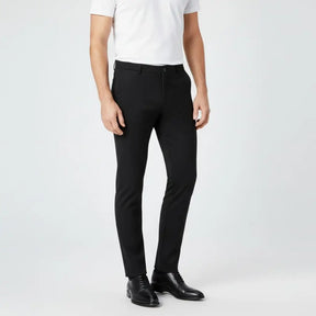 Calça social preta slim no corpo masculino com camisa branca, vista frontal