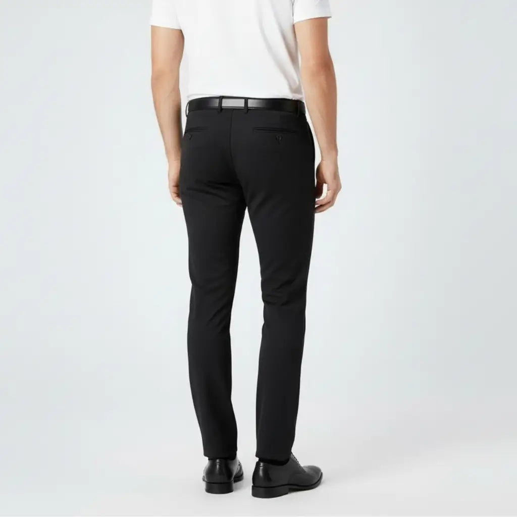 Vista traseira da calça social masculina preta slim com bolsos embutidos e cinto