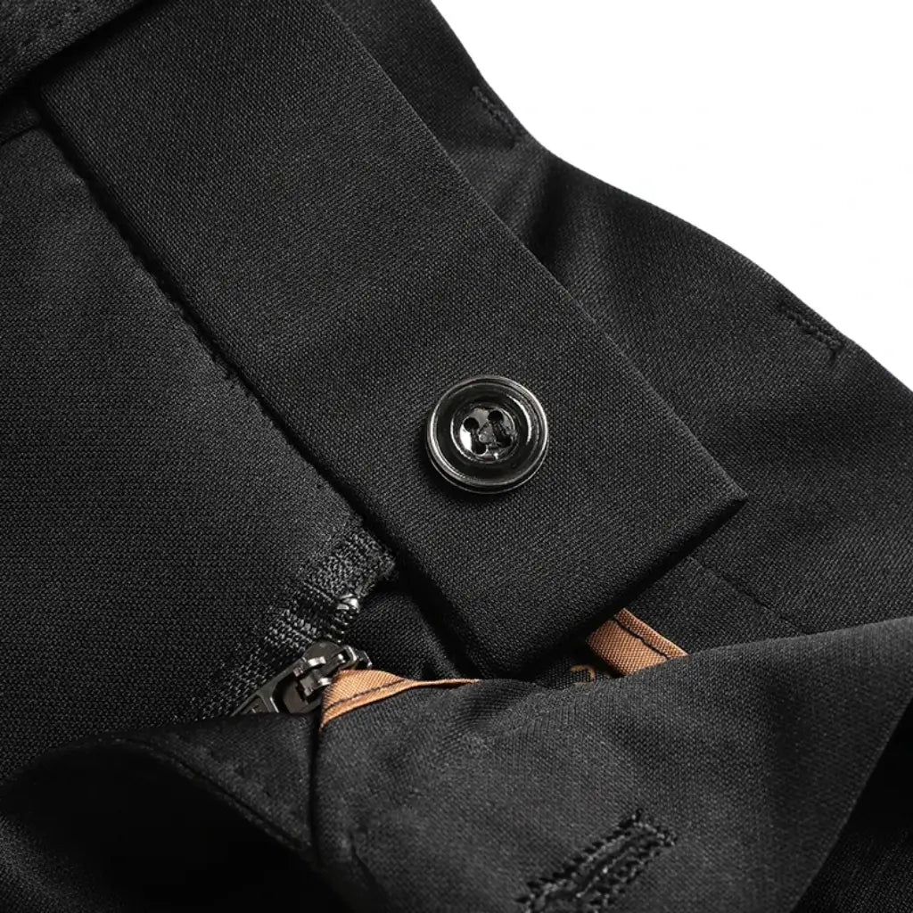 Fechamento da calça social masculina preta com botão e zíper reforçado, detalhe do forro interno