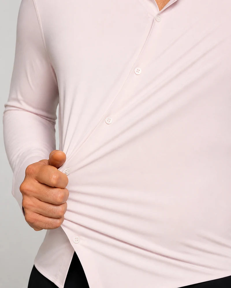 Close-up de homem vestindo a Camisa Social Masculina Tech Matteo Rosa e puxando o tecido na lateral, mostrando sua elasticidade e flexibilidade.