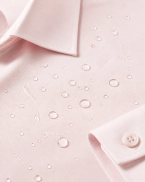Close-up da Camisa Social Masculina Tech Matteo Rosa com gotas de água sobre o tecido, mostrando de perto sua textura, gola e punho.