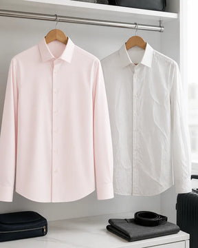 Camisa Social Masculina Tech Matteo Rosa lisa ao lado de uma camisa social branca com vincos, ambas penduradas em cabides dentro de um guarda-roupa.