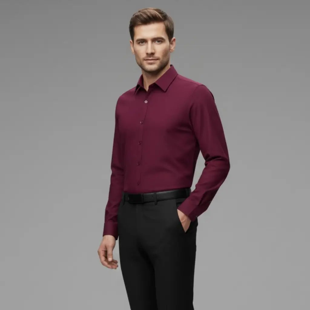 Modelo Avonnue vestindo Camisa Social Masculina Bordo manga longa.