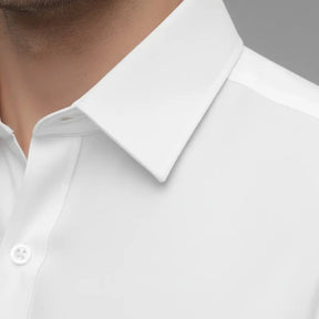 Camisa social manga longa branca AVONNUE masculina, proporção ajustada em ambiente editorial