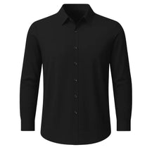 Camisa social masculina manga longa Preta, proporção ajustada em cenário editorial AVONNUE
