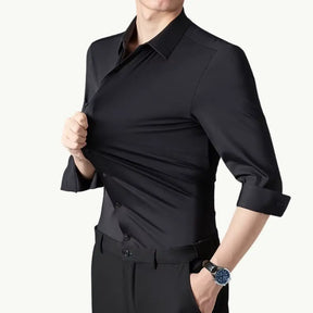 Camisa preta com tecido tecnológico que resiste a vincos