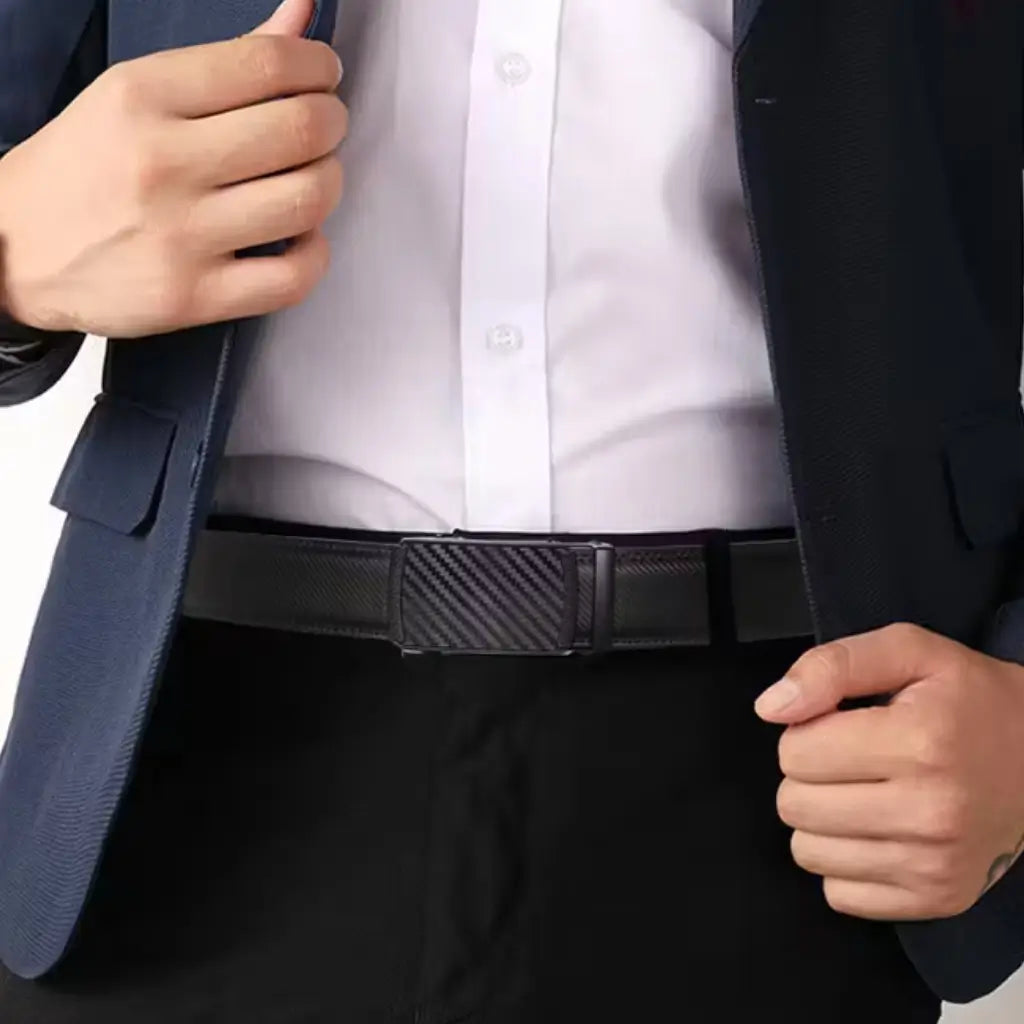 Homem usando cinto de couro preto