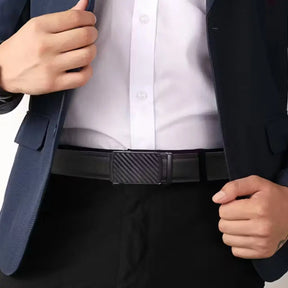 Homem usando cinto de couro preto