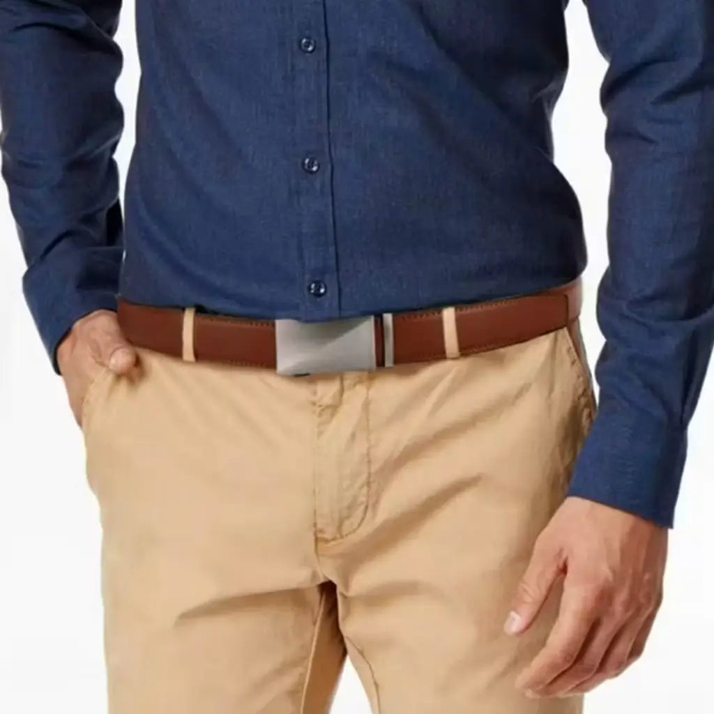 Homem usando cinto masculino 