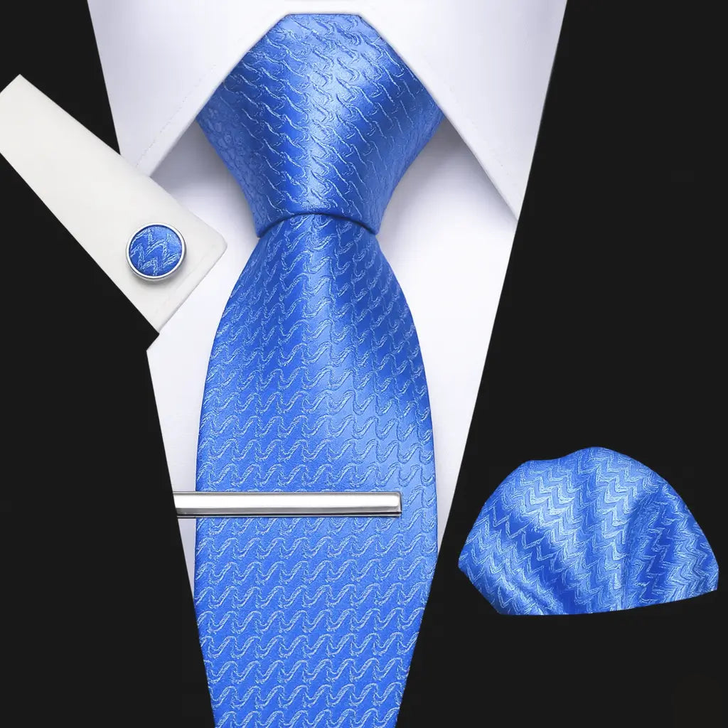 Gravata azul texturizada com lenço combinando, prendedor prateado e abotoaduras