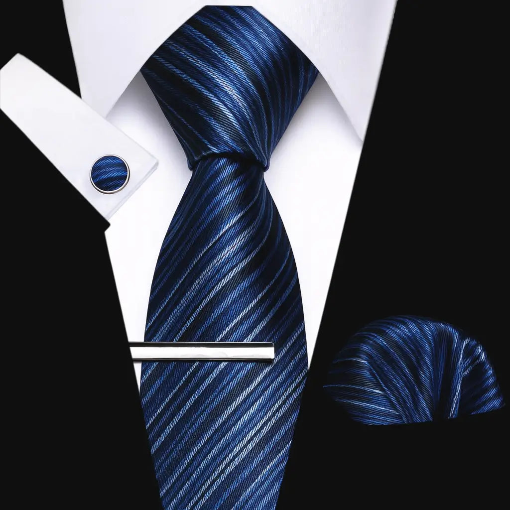 Gravata azul listrada diagonal com lenço de bolso, abotoaduras combinando e prendedor prateado