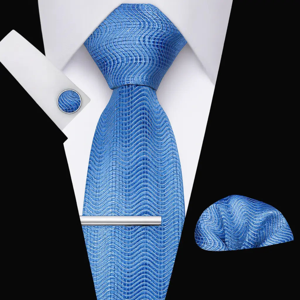 Gravata azul onda com lenço de bolso, abotoaduras combinando e prendedor prateado