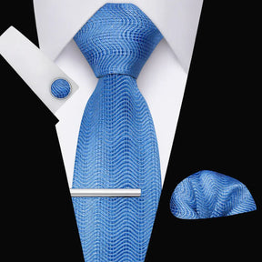 Gravata azul onda com lenço de bolso, abotoaduras combinando e prendedor prateado