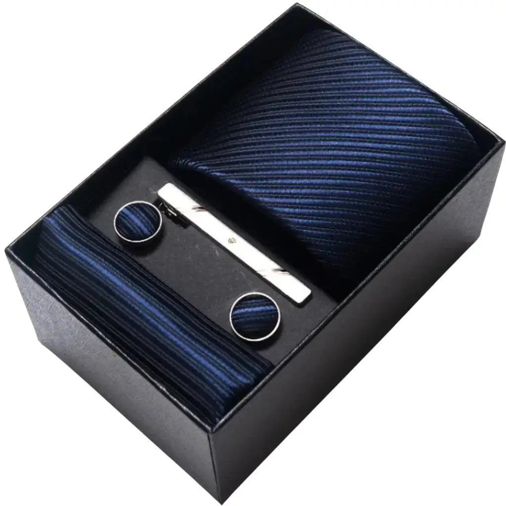Conjunto de gravata azul marinho listrada diagonal com lenço, abotoaduras e prendedor