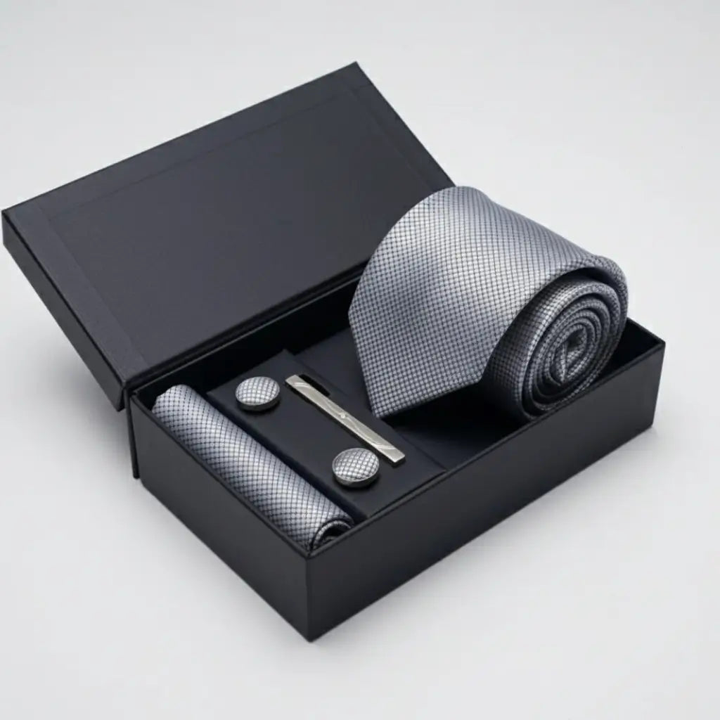 Conjunto masculino com gravata prata microtextura, lenço, prendedor e abotoaduras