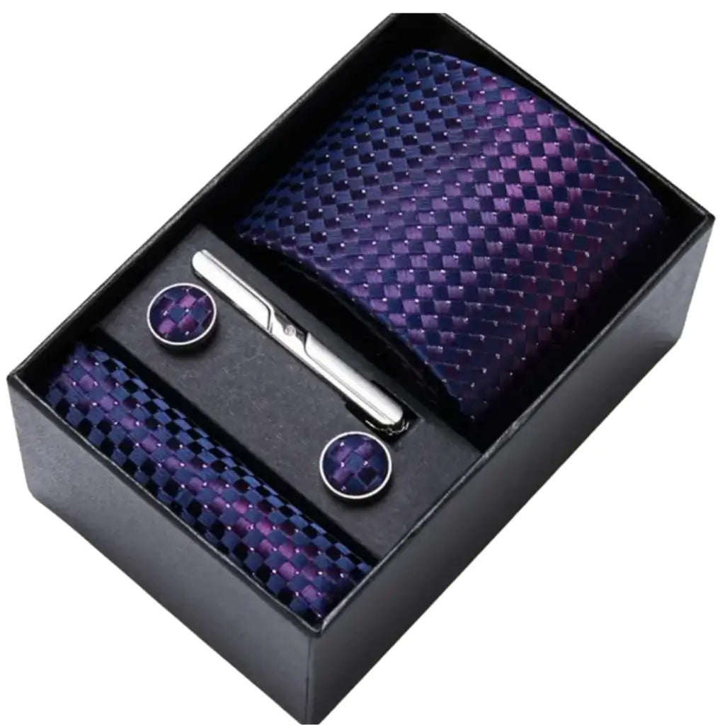 Conjunto masculino com gravata roxa texturizada, lenço combinando e abotoaduras