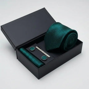 Conjunto elegante com gravata verde texturizada, lenço combinando, abotoaduras e prendedor