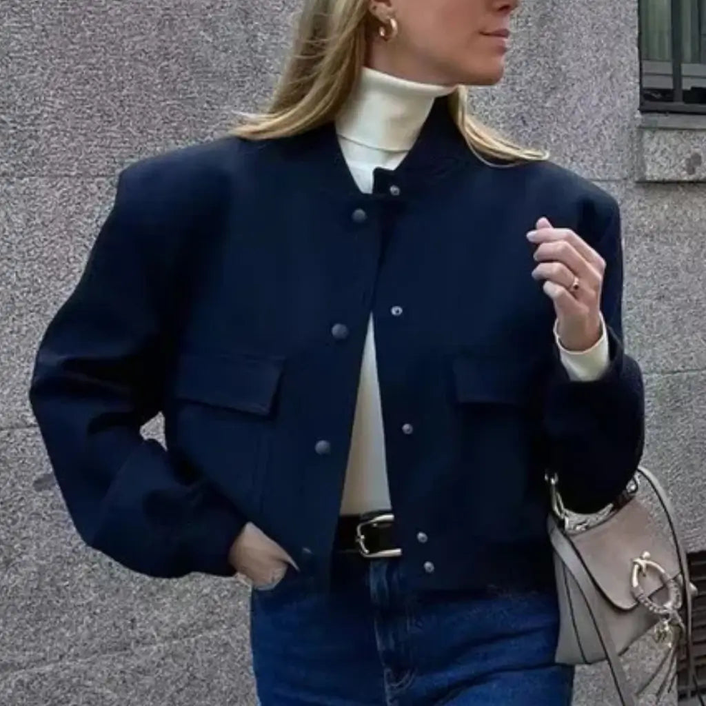 Mulher usando jaqueta feminina azul marinho