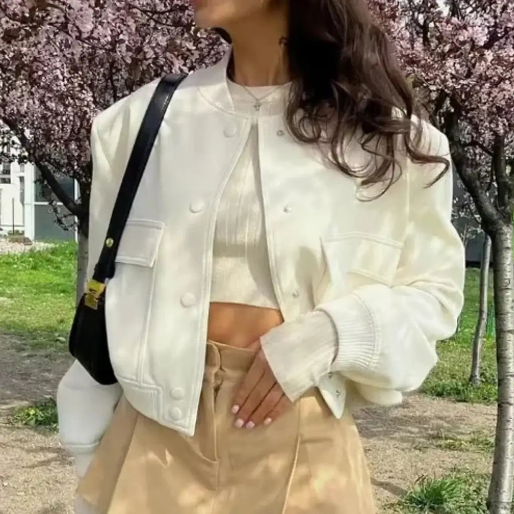 Mulher usando a jaqueta feminina