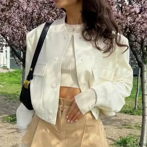 Mulher usando a jaqueta feminina