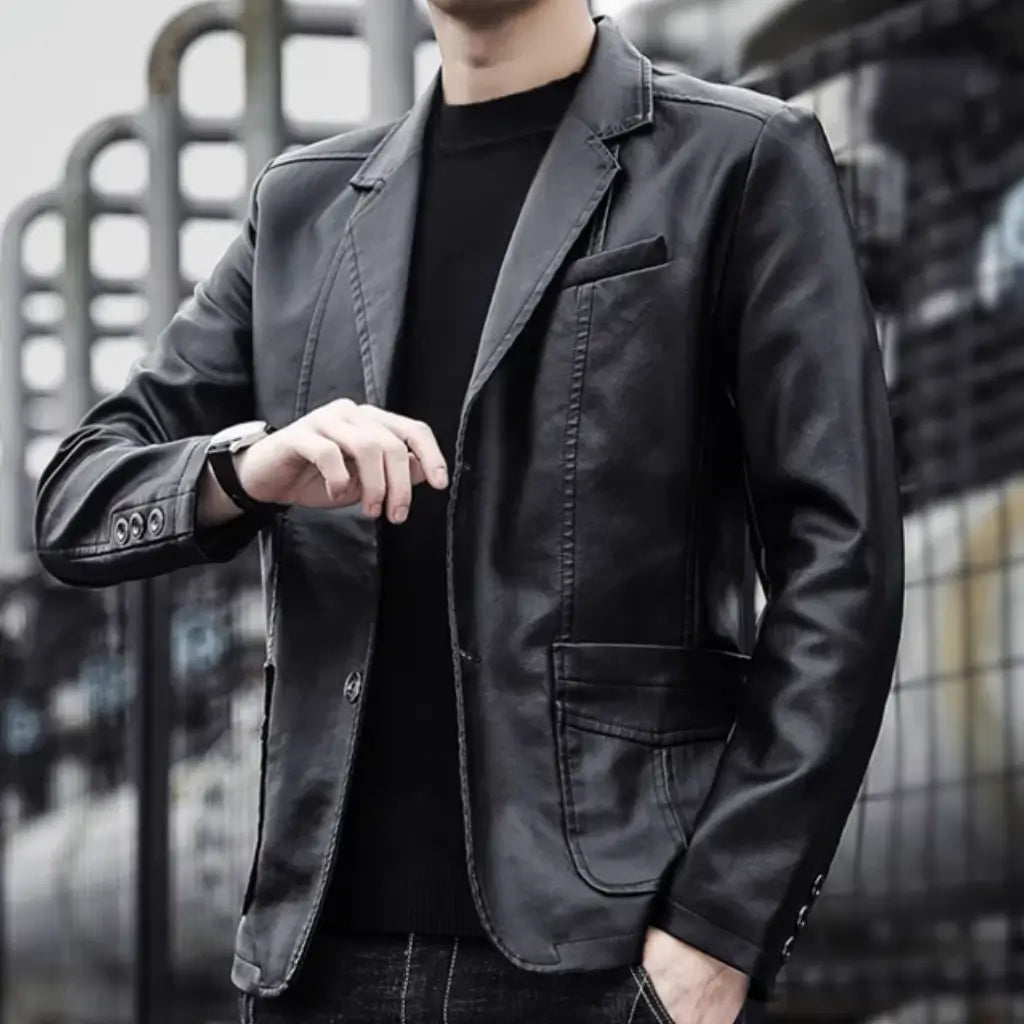 Homem usando Jaqueta de Couro Masculina