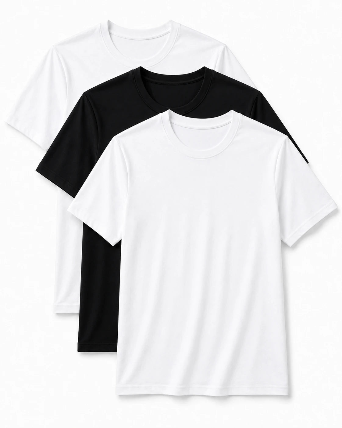 Três camisetas masculinas básicas sobrepostas em fundo claro, sendo duas brancas e uma preta ao fundo, com gola redonda e mangas curtas, organizadas em leve diagonal para apresentar o kit.
