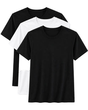 Três camisetas masculinas básicas sobrepostas em fundo claro, sendo duas pretas e uma branca ao centro, com gola redonda e mangas curtas, organizadas em leve diagonal para destacar o kit.