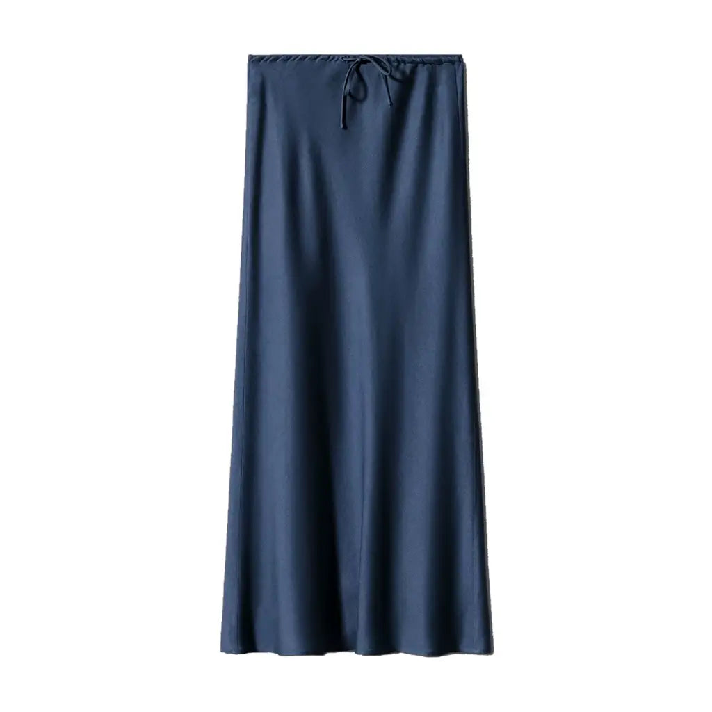 Saia feminina longa azul marinho em cetim acetinado, com toque macio e estilo atemporal para looks elegantes em qualquer estação