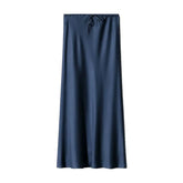Saia feminina longa azul marinho em cetim acetinado, com toque macio e estilo atemporal para looks elegantes em qualquer estação