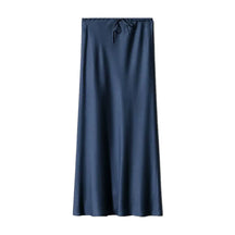 Saia feminina longa azul marinho em cetim acetinado, com toque macio e estilo atemporal para looks elegantes em qualquer estação