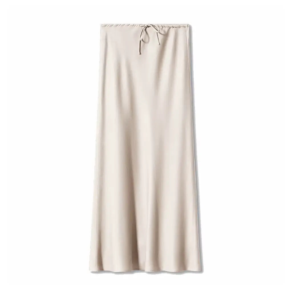 Saia longa bege feminina em cetim com toque macio e acabamento elegante, perfeita para looks minimalistas e modernos