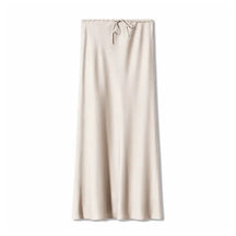 Saia longa bege feminina em cetim com toque macio e acabamento elegante, perfeita para looks minimalistas e modernos
