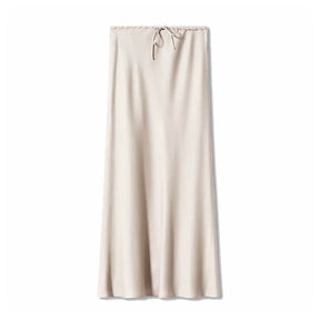 Saia longa bege feminina em cetim com toque macio e acabamento elegante, perfeita para looks minimalistas e modernos