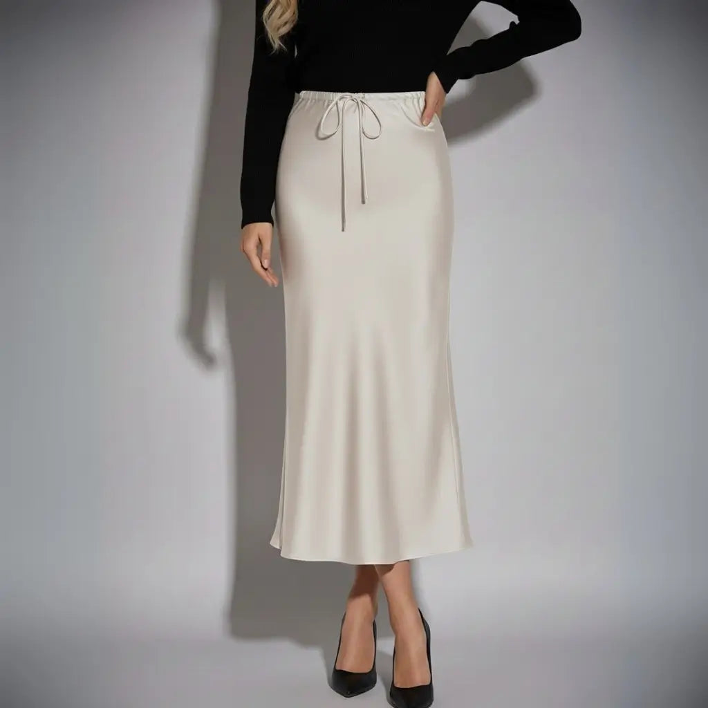 Saia longa bege de cetim com cintura ajustável e modelagem reta, ideal para looks femininos elegantes e atemporais