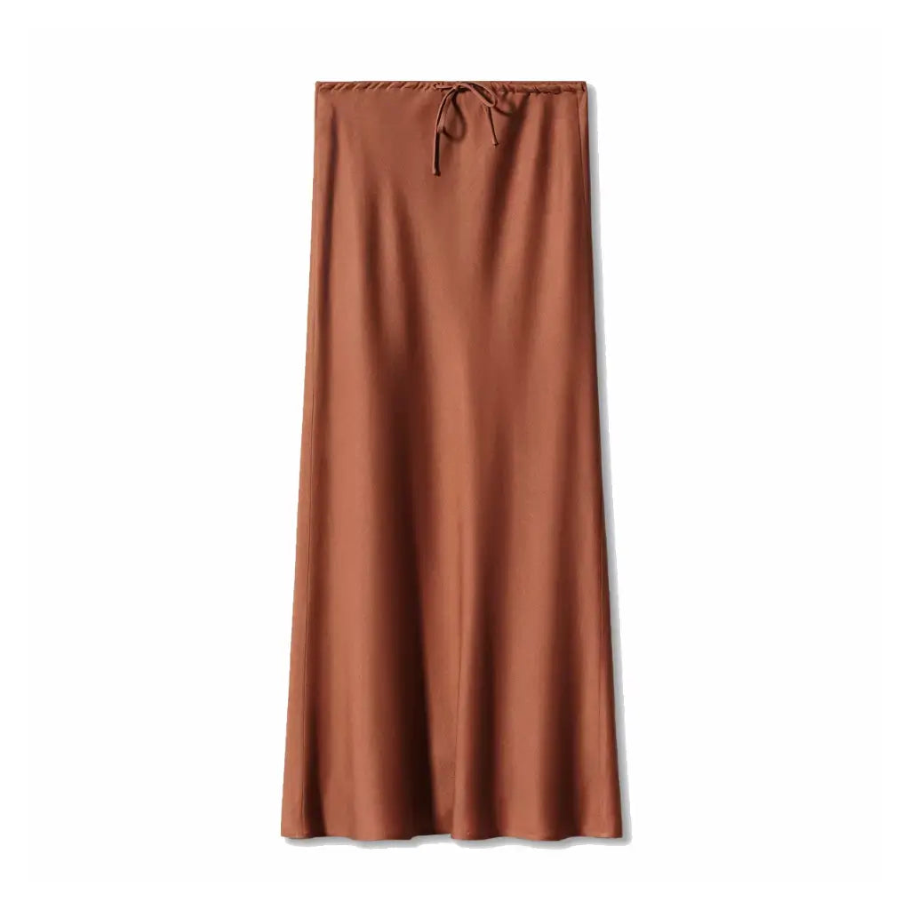 Saia longa chocolate feminina em cetim com toque sedoso e brilho sutil, peça versátil para looks modernos e refinados