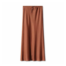 Saia longa chocolate feminina em cetim com toque sedoso e brilho sutil, peça versátil para looks modernos e refinados