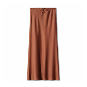 Saia longa chocolate feminina em cetim com toque sedoso e brilho sutil, peça versátil para looks modernos e refinados
