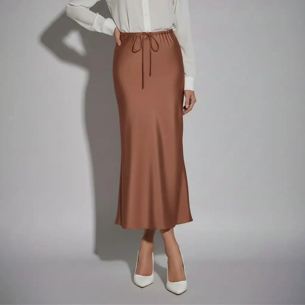Saia longa feminina de cetim na cor chocolate com cintura ajustável e caimento reto, ideal para looks elegantes e atemporais