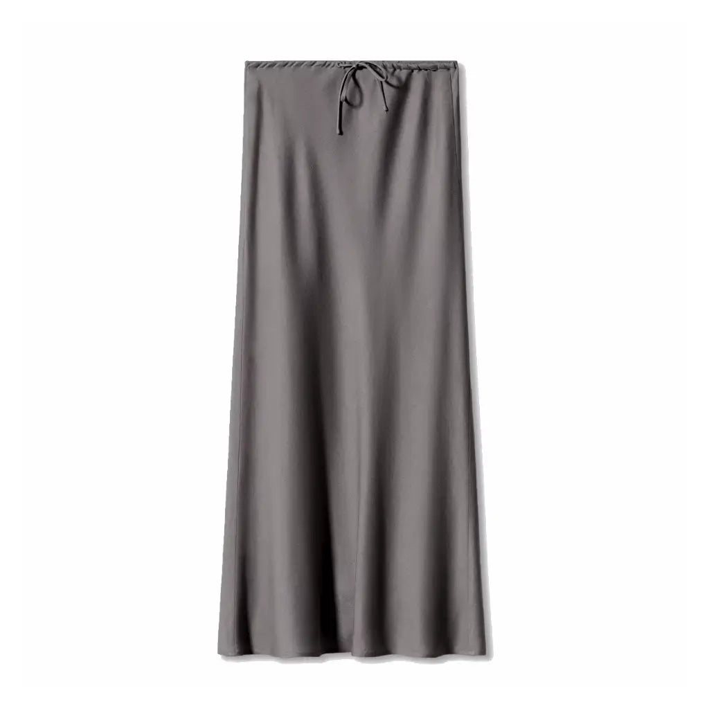 Saia longa feminina cinza de cetim com brilho sutil e acabamento elegante, peça versátil e atemporal para o guarda-roupa moderno
