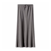 Saia longa feminina cinza de cetim com brilho sutil e acabamento elegante, peça versátil e atemporal para o guarda-roupa moderno