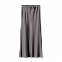 Saia longa feminina cinza de cetim com brilho sutil e acabamento elegante, peça versátil e atemporal para o guarda-roupa moderno