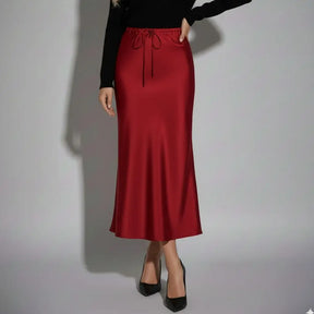 Saia longa feminina de cetim marsala com cintura ajustável e modelagem reta, ideal para looks elegantes em todas as estações