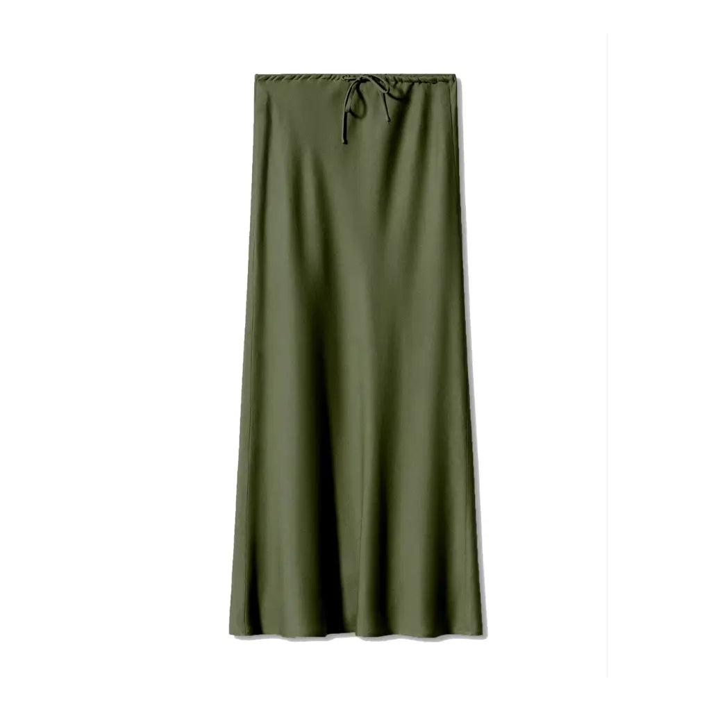 Saia longa de cetim verde oliva com toque macio e acabamento refinado, peça atemporal para looks elegantes femininos