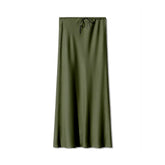 Saia longa de cetim verde oliva com toque macio e acabamento refinado, peça atemporal para looks elegantes femininos