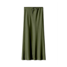 Saia longa de cetim verde oliva com toque macio e acabamento refinado, peça atemporal para looks elegantes femininos