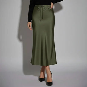 Saia longa verde oliva de cetim com modelagem reta e cintura ajustável, ideal para looks femininos elegantes e modernos